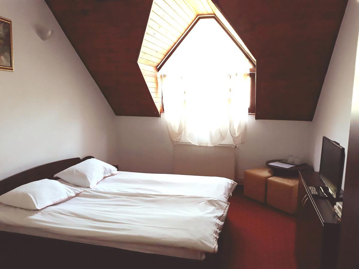 Motel Din Darste 萨彻勒 外观 照片